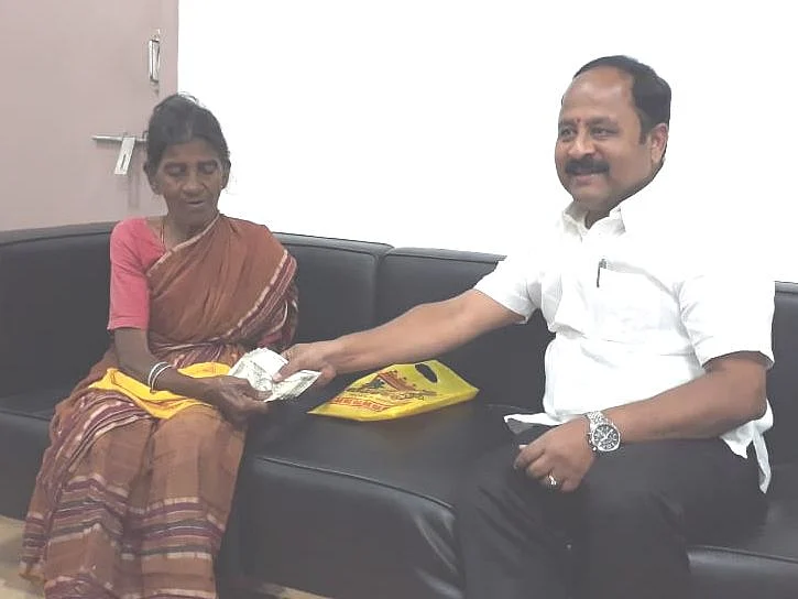 `பழைய ரூபாய் நோட்டுகளுடன் தவித்த வேலூர் மூதாட்டி!’ - கரம்கொடுத்த எம்.எல்.ஏ நந்தகுமார்
