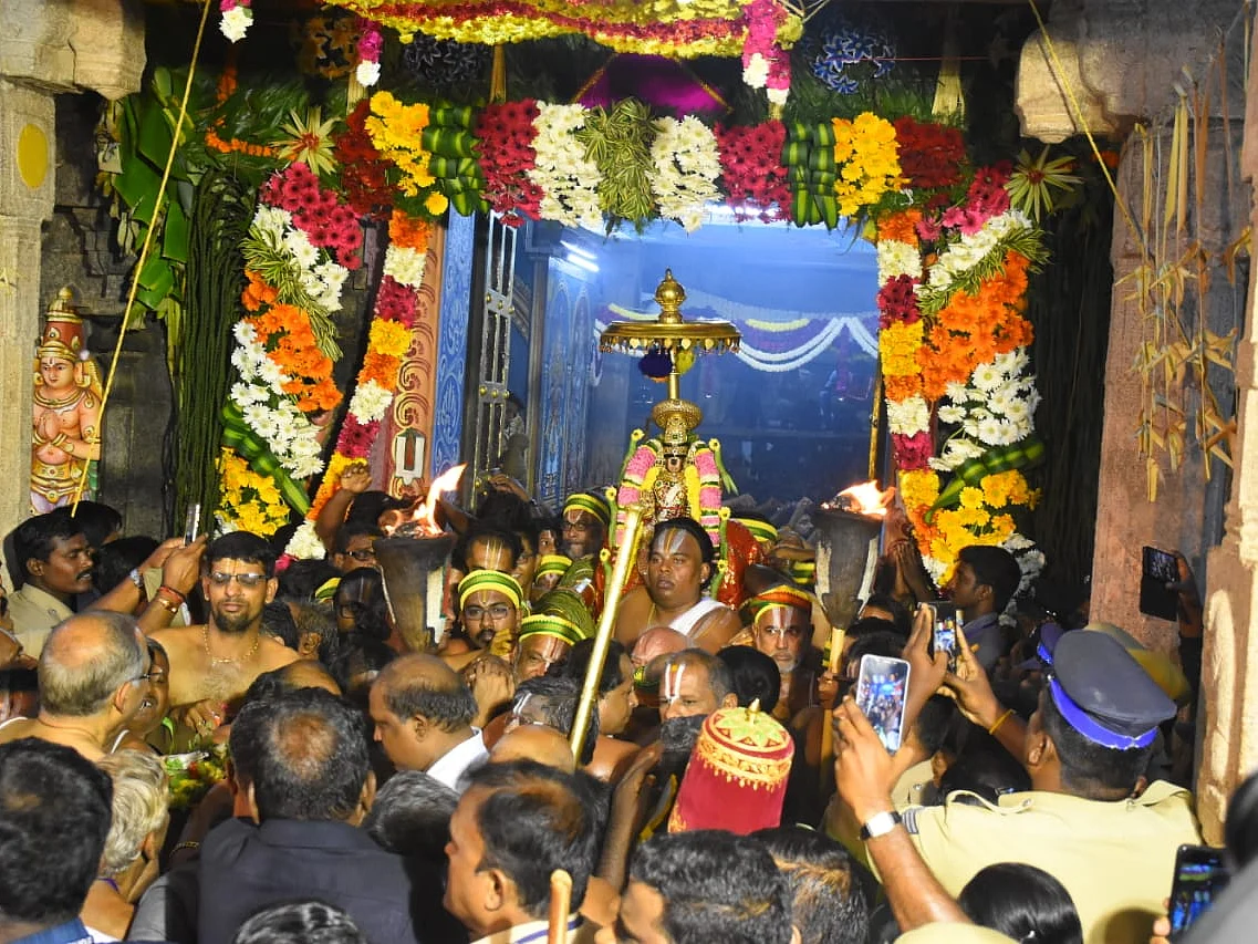 `ரத்தின அங்கியுடன் காட்சியளித்த நம்பெருமாள்!' - ஶ்ரீரங்கம் சொர்க்கவாசல் திறப்பு விழா கோலாகலம்