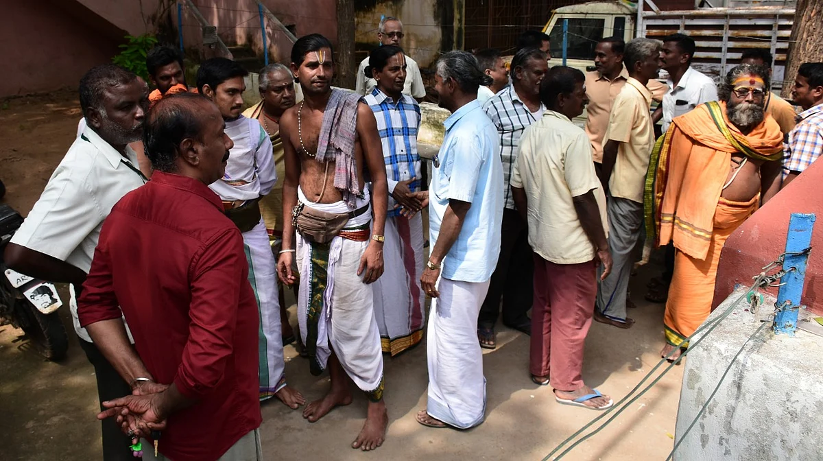 கோயில் ஊழியர்கள்