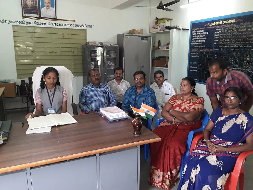 `அன்பின் வழியில் ஊக்கப்படுத்தினால் எதையும் செய்வார்கள்!'- மாணவியை கௌரவப்படுத்திய தலைமை ஆசிரியர்