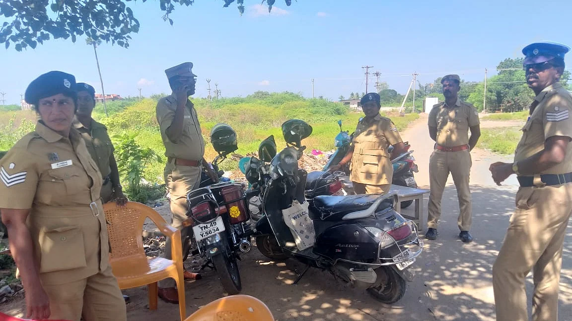 சம்பவம் நடந்த இடத்தில் போலீஸார்