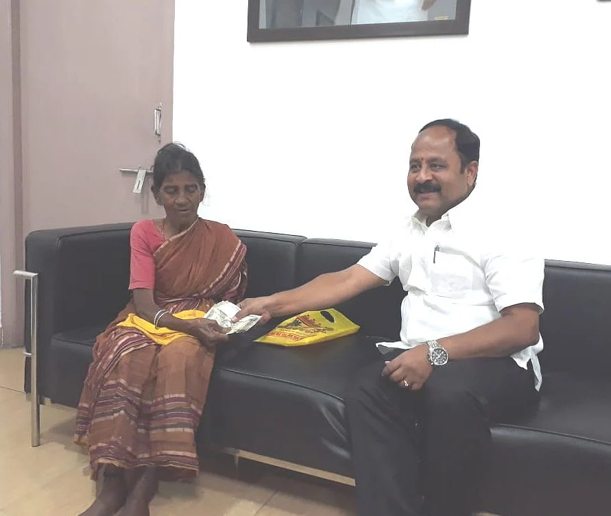 பண உதவிசெய்த எம்.எல்.ஏ நந்தகுமார்