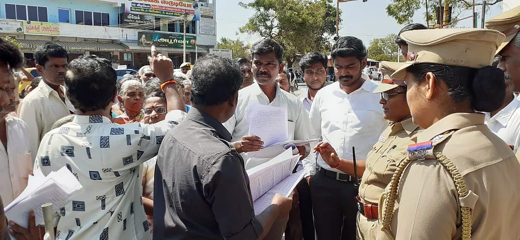 கலெக்டர் அலுவலகம் வந்த பாதிக்கப்பட்ட மக்கள்.