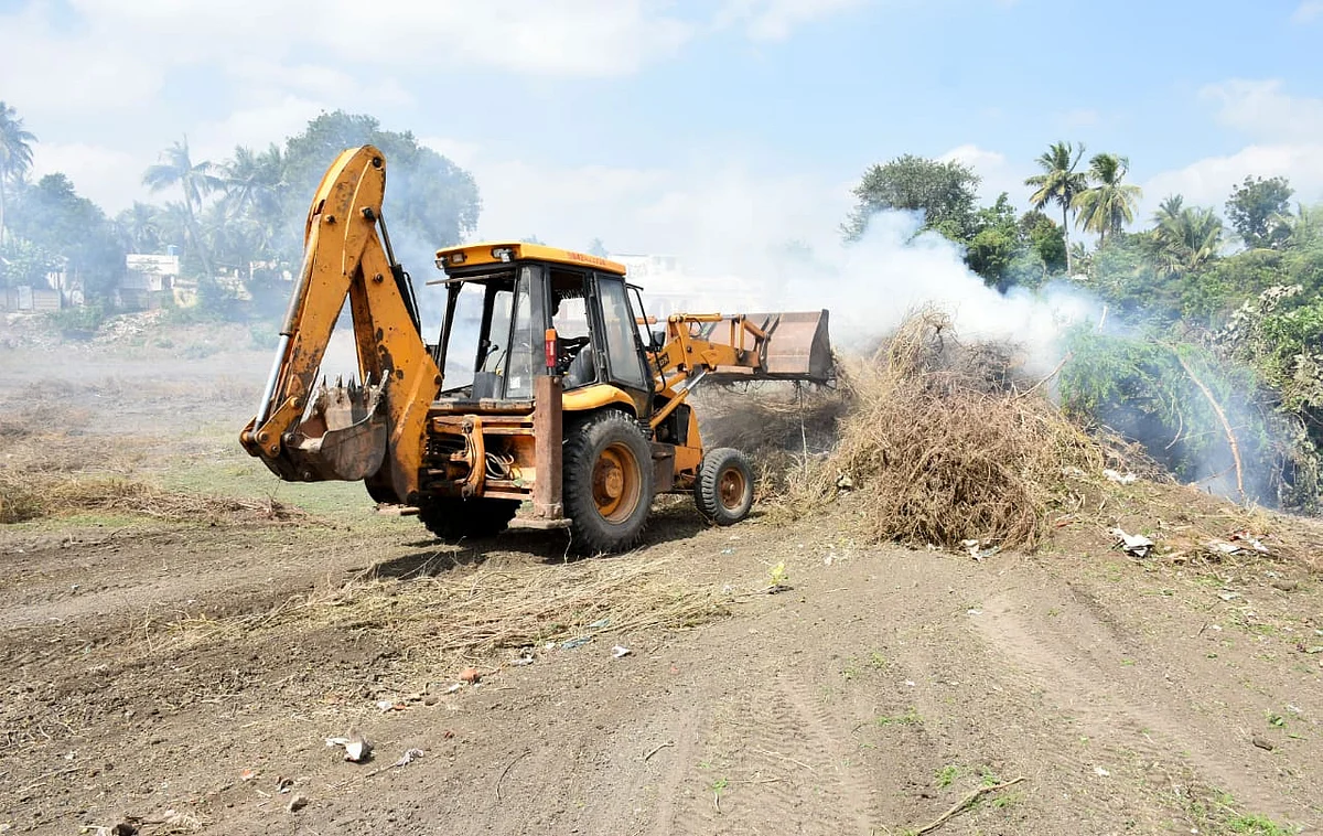 தூர்வாரப்படும் குளம்