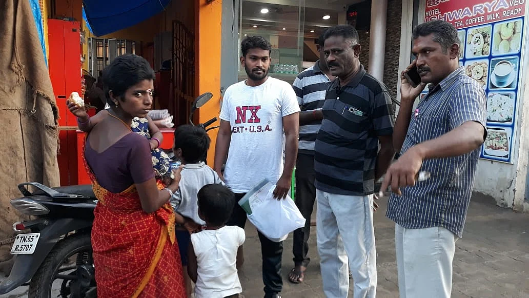 போலீஸார் மீட்ட பெண் மற்றும் குழந்தைகள்!