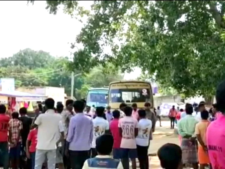 `பணம் வாங்கிட்டு ஏன் ஓட்டு போடவில்லை?!' -புளியம்பட்டி ஊராட்சி மக்களைப் பதறவைத்த `பூசை'