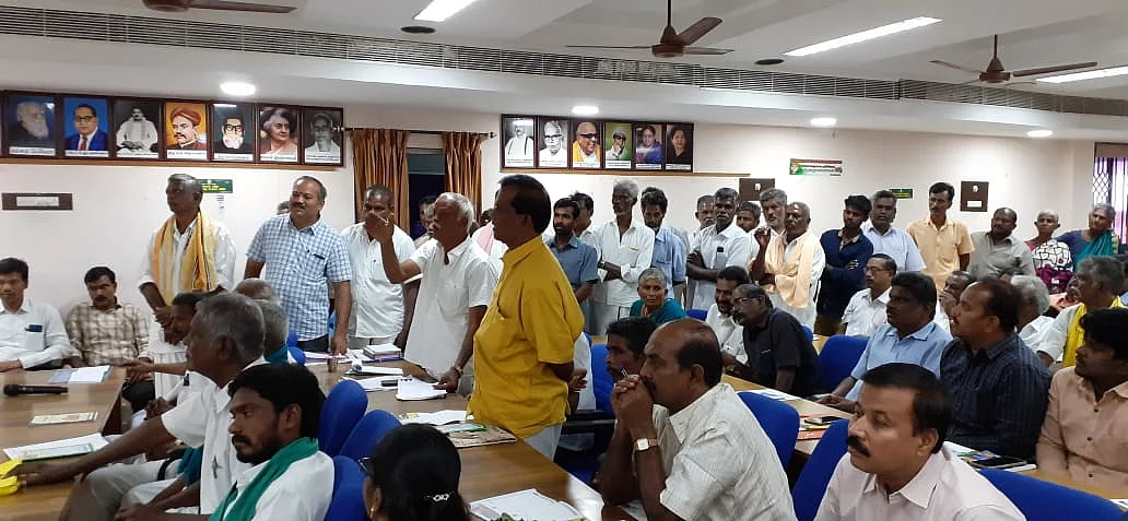 தங்களது கோரிக்கைகளை முன்வைக்கும் விவசாயிகள்
