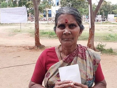 `வைராக்கியத்தைக் கைவிடல!' - விருதுநகர் அருகே ஊராட்சித் தலைவரான பெண் துப்புரவுப் பணியாளர்