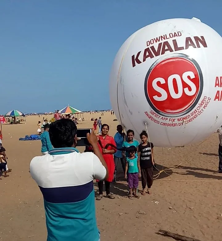 காவலன் செயலி ராட்சத பலூன் முன் செல்ஃபி