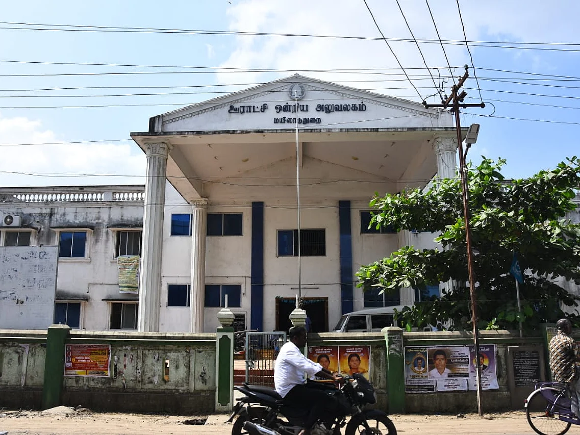 `போட்டிக்கு வந்த சொந்தக் கட்சிக்காரர்; கைகொடுத்த அ.தி.மு.க!'- மயிலாடுதுறையில் தி.மு.க த்ரில் வெற்றி