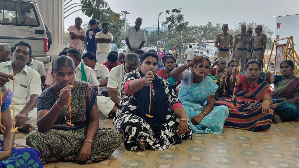 தாலியுடன் கலெக்டர் அலுவலகத்தை முற்றுகையிட்ட பெண்கள்