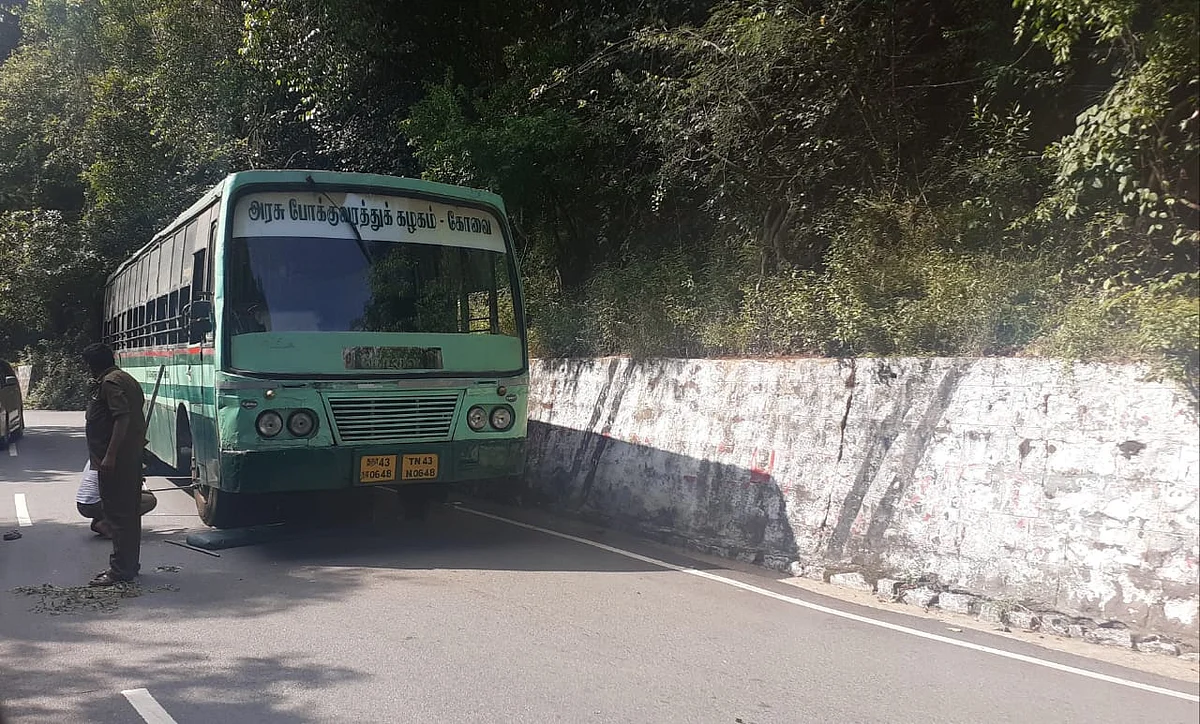 நடுவழியில் பழுதாகி நிற்கும் அரசுப் பேருந்து