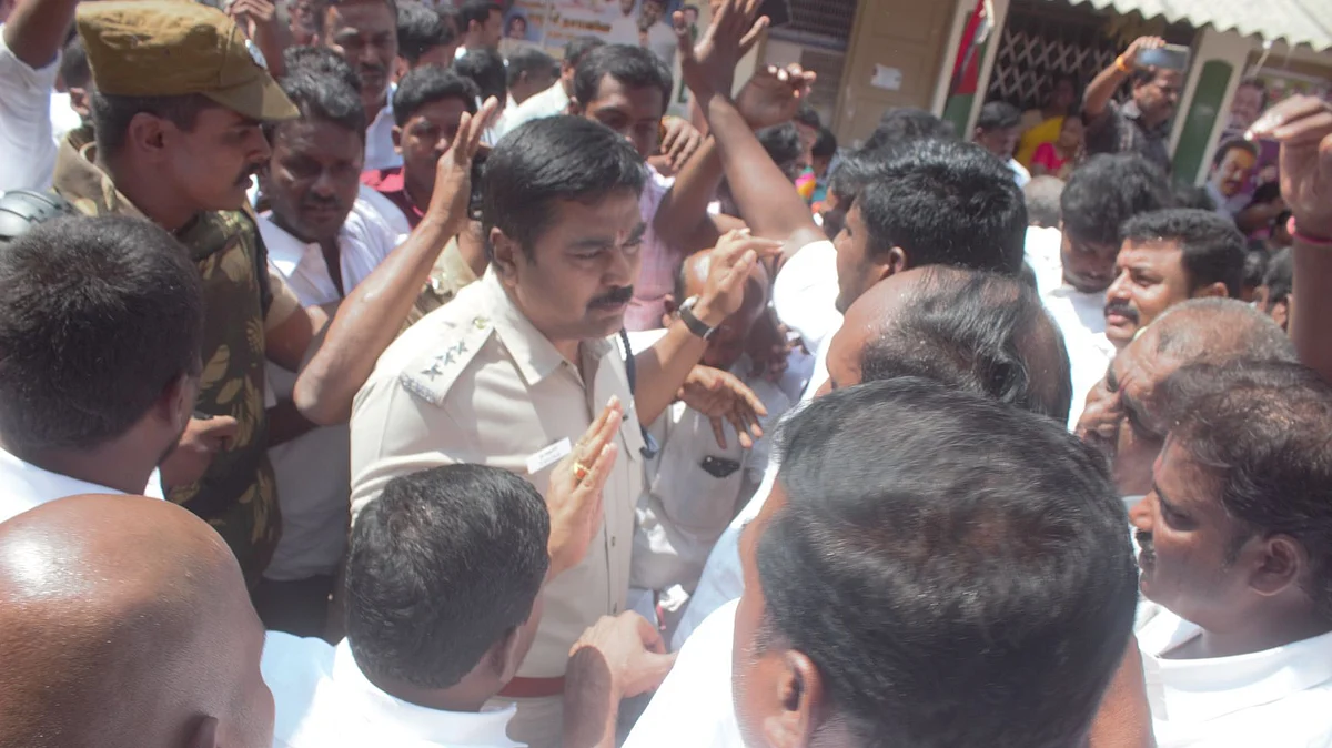 செந்தில் பாலாஜியின் அபெக்ஸ் கம்பெனி முன்பு தி.மு.க-வினர்
