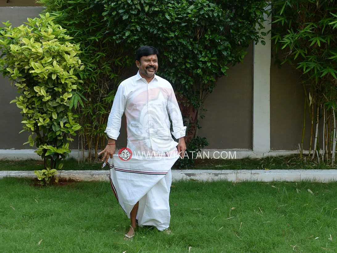 `அ.தி.மு.க-வும் என்னுடையது; இரட்டை இலையும் என்னுடையது!' - கே.சி.பழனிசாமி கைது பின்னணி