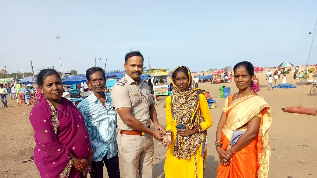 காவலன் செயலி ஸ்டிக்கரை ஒட்டும் இன்ஸ்பெக்டர் சீத்தாராம்