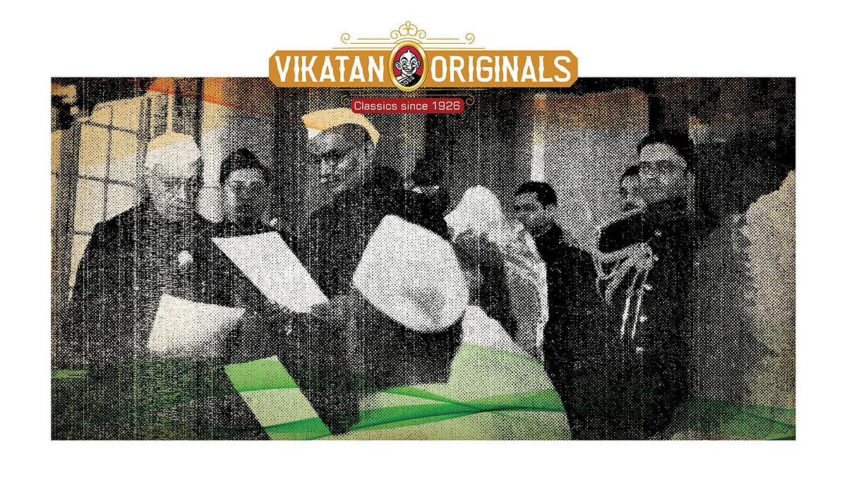 குடியரசுத் தலைவர் முன்பு உறுதிமொழி எடுத்துக்கொண்ட அன்றைய பிரதமர் நேரு