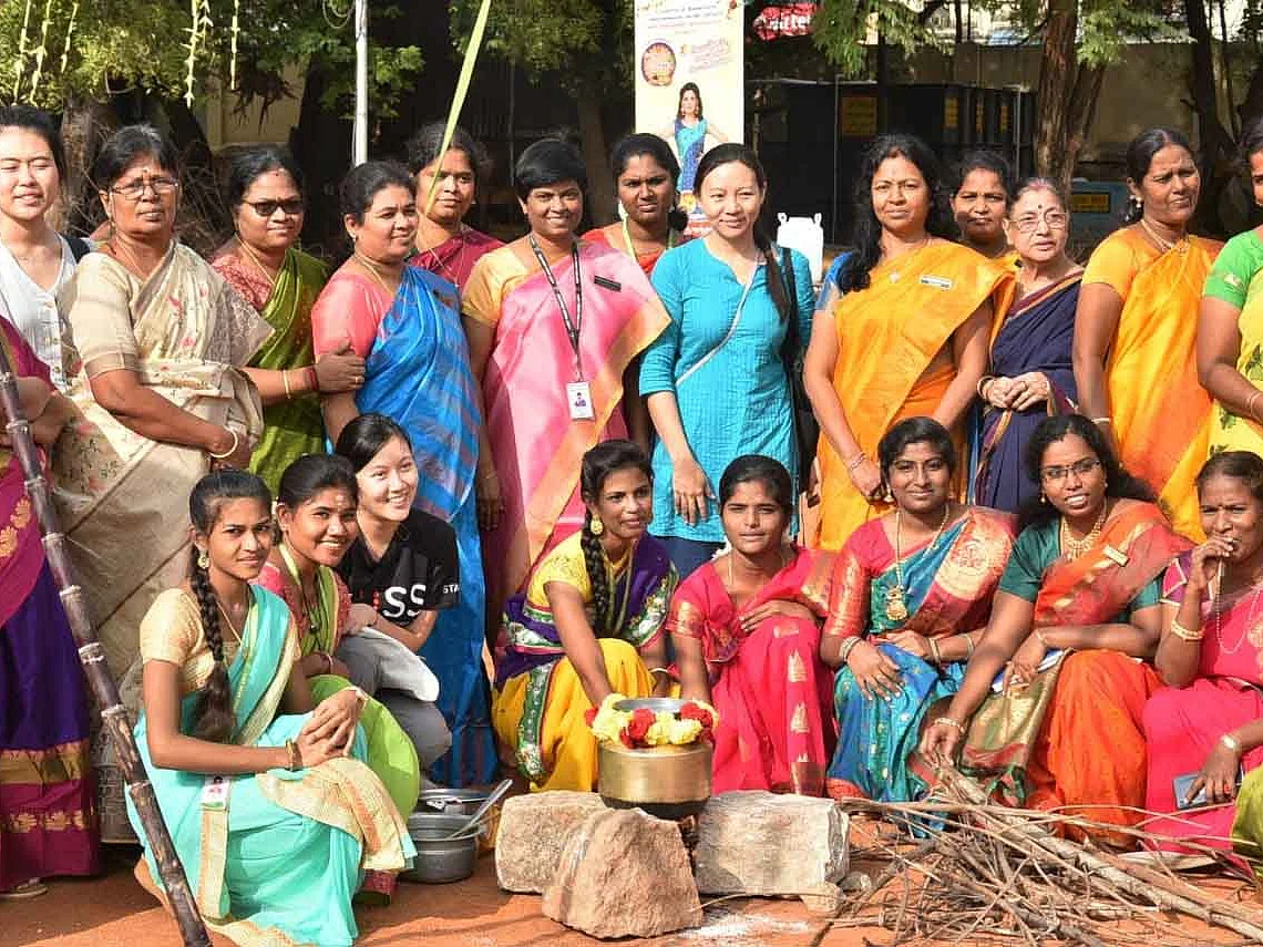 பறையாட்டம், கும்மியடி, மாட்டு வண்டி... மதுரை லேடி டோக் பெண்கள் கல்லூரியில் களைகட்டிய பொங்கல் திருவிழா!