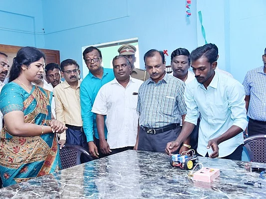 தமிழகத்திலேயே முதல் முறை -
நெல்லை மாவட்ட அரசுப் பள்ளியில் ரோபோட்டிக் ஆய்வகம்!