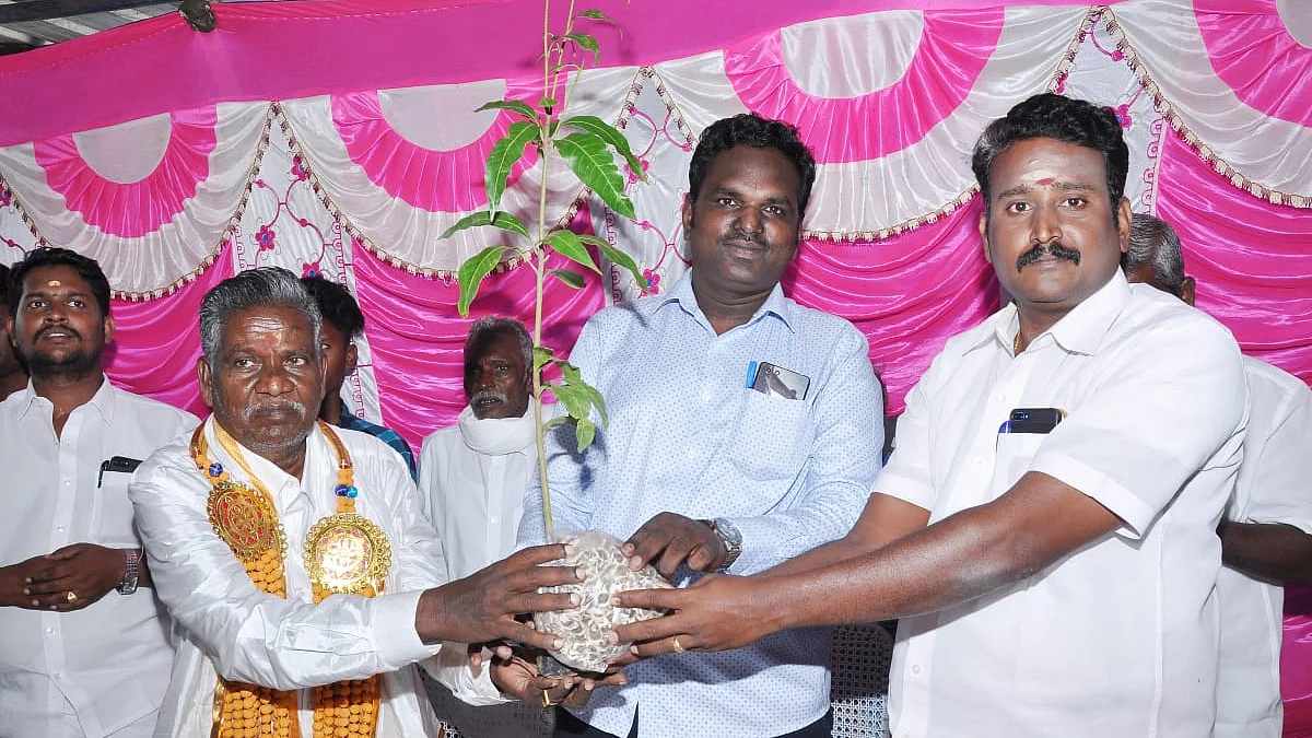 பதவியேற்வு விழாவில் மரக்கன்றுகள் வழங்கும் கந்தசாமி