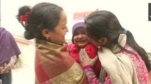 குழந்தையைக் கொஞ்சும் எக்தா