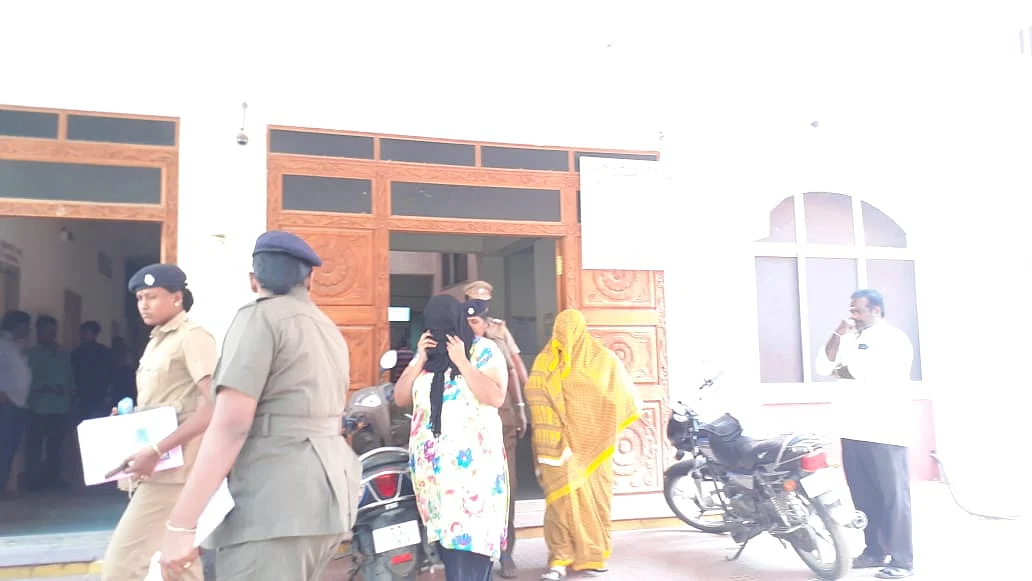 கைது செய்யப்பட்ட பெண்கள்