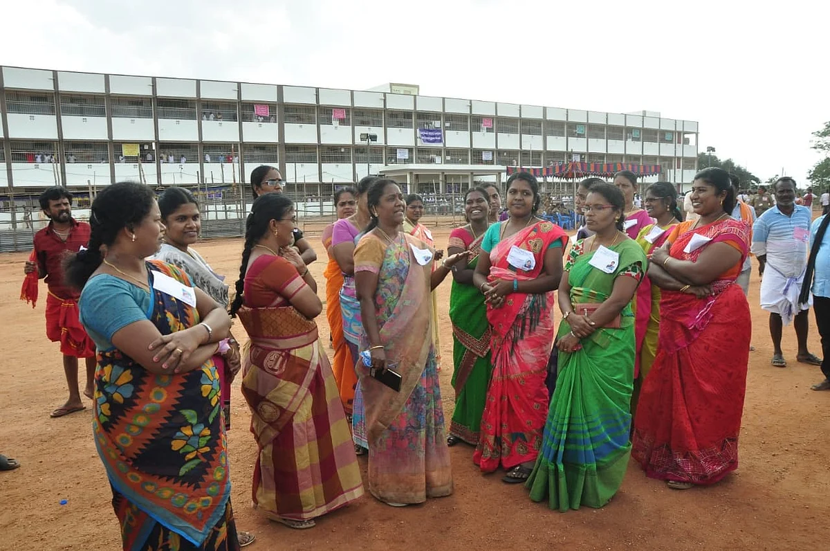 வசதிகள் செய்து தரவில்லை என்று வெளியேறிய அலுவலர்கள்