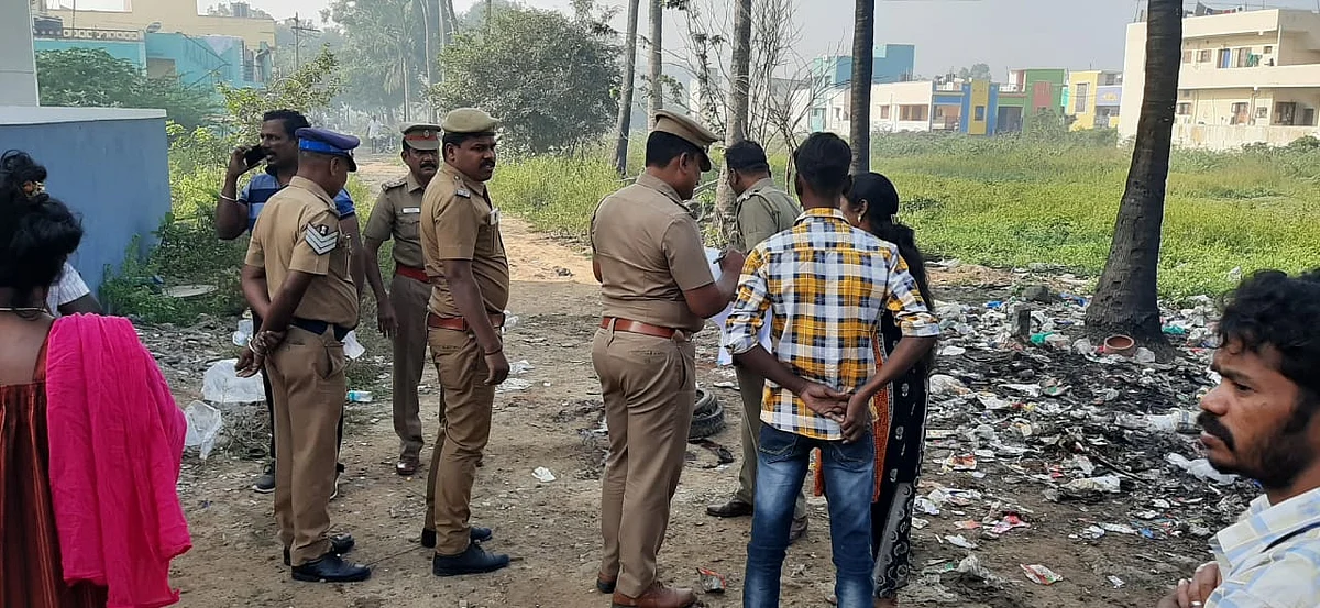 கொலை நடந்த இடத்தில் போலீஸ் விசாரணை