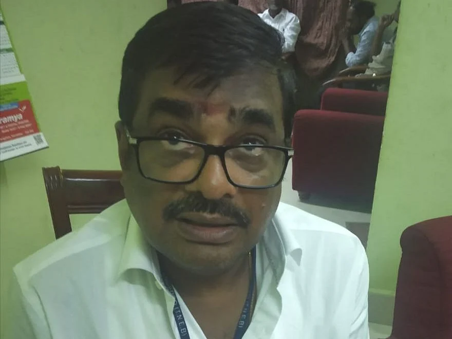 `கட்டுக்கட்டாகப் பணம், 100 கிலோ ஆப்பிள் குவியல்!’ -மின்வாரிய அதிகாரியைச் சிக்கவைத்த புத்தாண்டு பரிசு