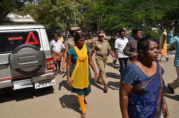 கலெக்டரிடம் அழைத்துச் செல்லப்பட்ட பெண்கள்