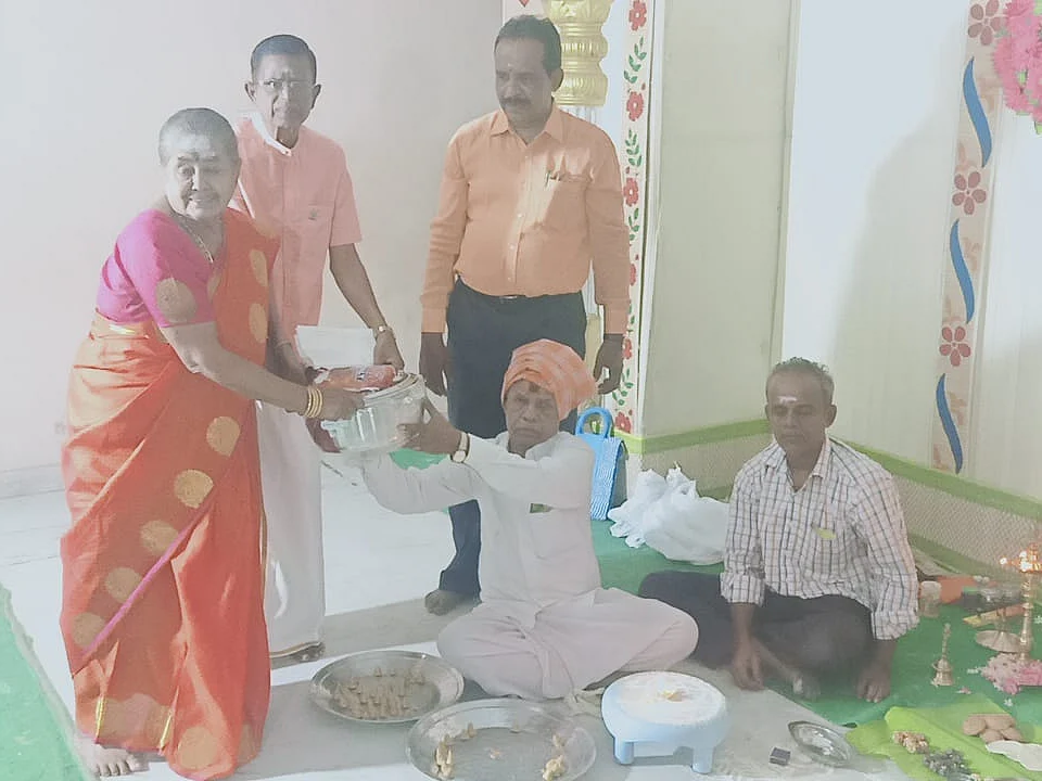 `ஏலம் எடுத்தால் குடும்பத்தில் மகிழ்ச்சி பெருகும்!' - கரூரில் 33,000 ரூபாய்க்கு விலைபோன 1 கிலோ உப்பு