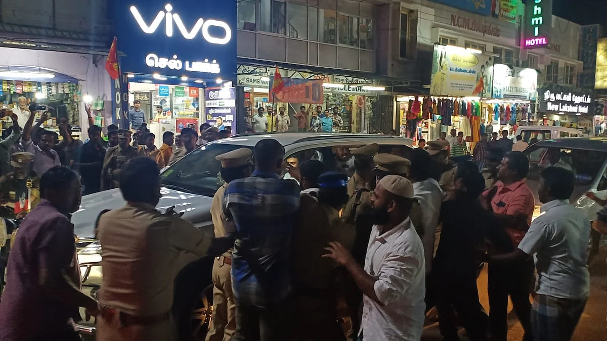 ரவீந்திரநாத்குமாரின் காரை முற்றுகையிட்ட இஸ்லாமிய அமைப்பினர்.