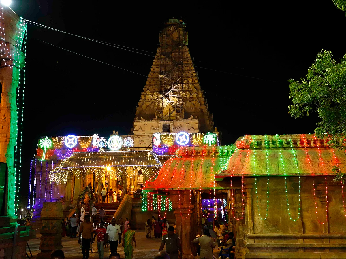 எங்கும் வண்ண விளக்குகள், மிளிரும் ராஜராஜன் சிலை... இரவில் ஜொலிக்கும் தஞ்சை பெரிய கோயில்!