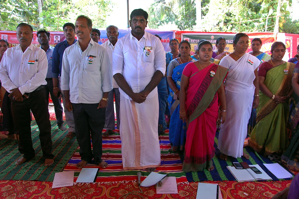 கிராமசபா கூட்டம் தொடங்குவதற்கு முன் தேசிய கீதம் பாடப்படுகிறது.