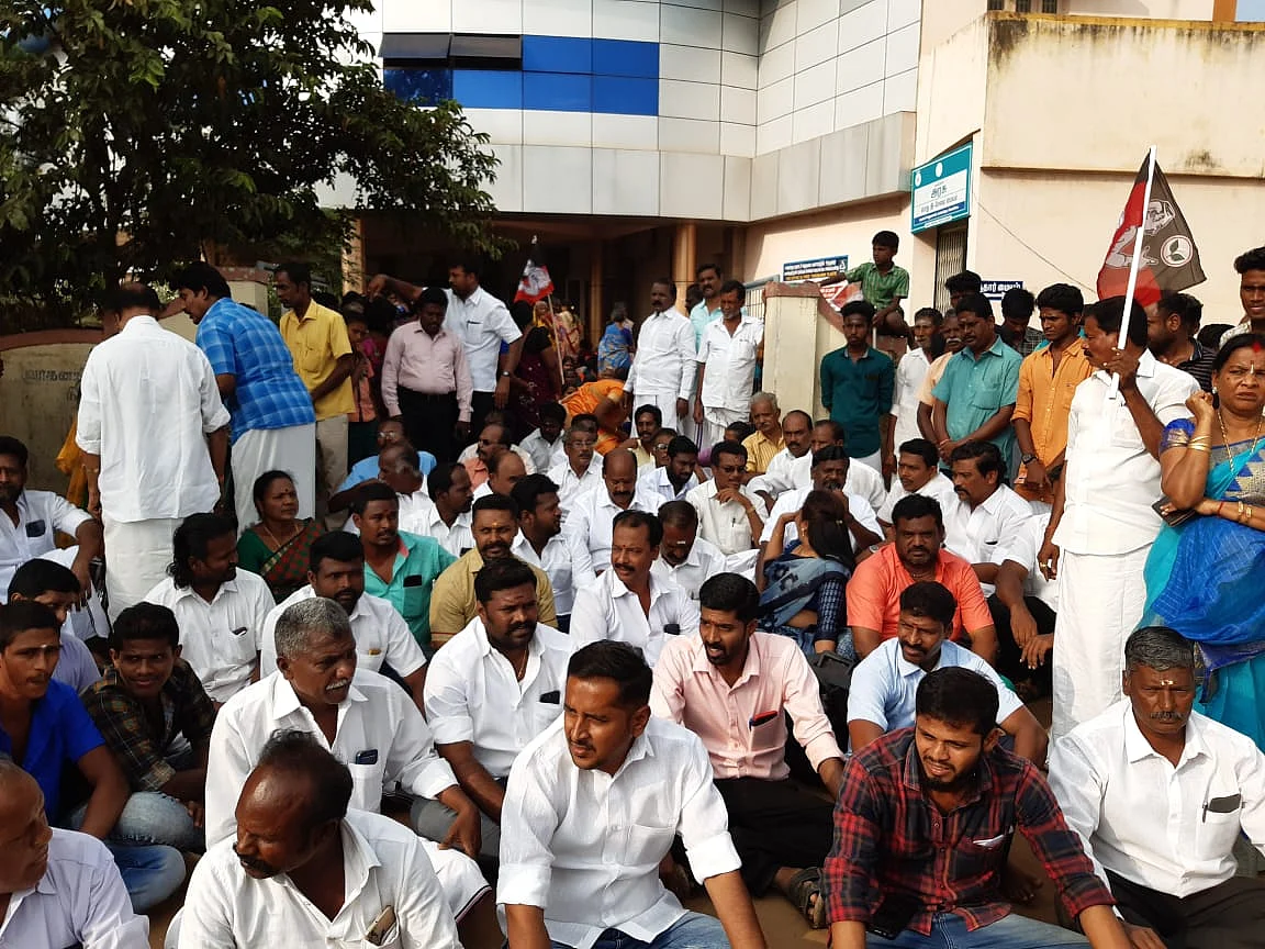`உட்கட்சி பூசலா.. மக்கள் ஆதரவு போராட்டமா?’- காரைக்குடி நகராட்சிக்கு எதிராகக் களமிறங்கிய ஆளும் கட்சி