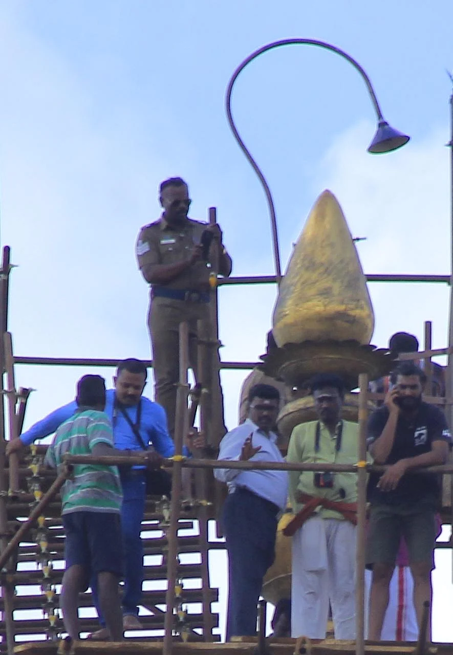லைவ் செய்யும் போலீஸ்