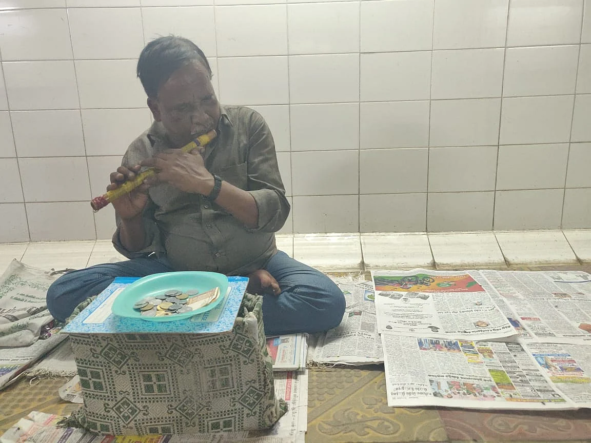 ``சினிமா ஆசை, அப்போ திருமணம் செய்துக்கல!'' - சென்னை ரயில் நிலைய புல்லாங்குழல் கலைஞரின் கதை