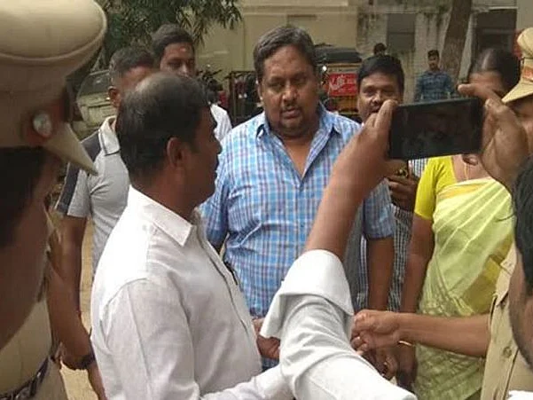 `அரசுக்கு எதிரான புத்தகங்கள் விற்கக்கூடாதா?’- பத்திரிகையாளர் அன்பழகன் விவகாரத்தில் பபாசி சொல்வதென்ன?
