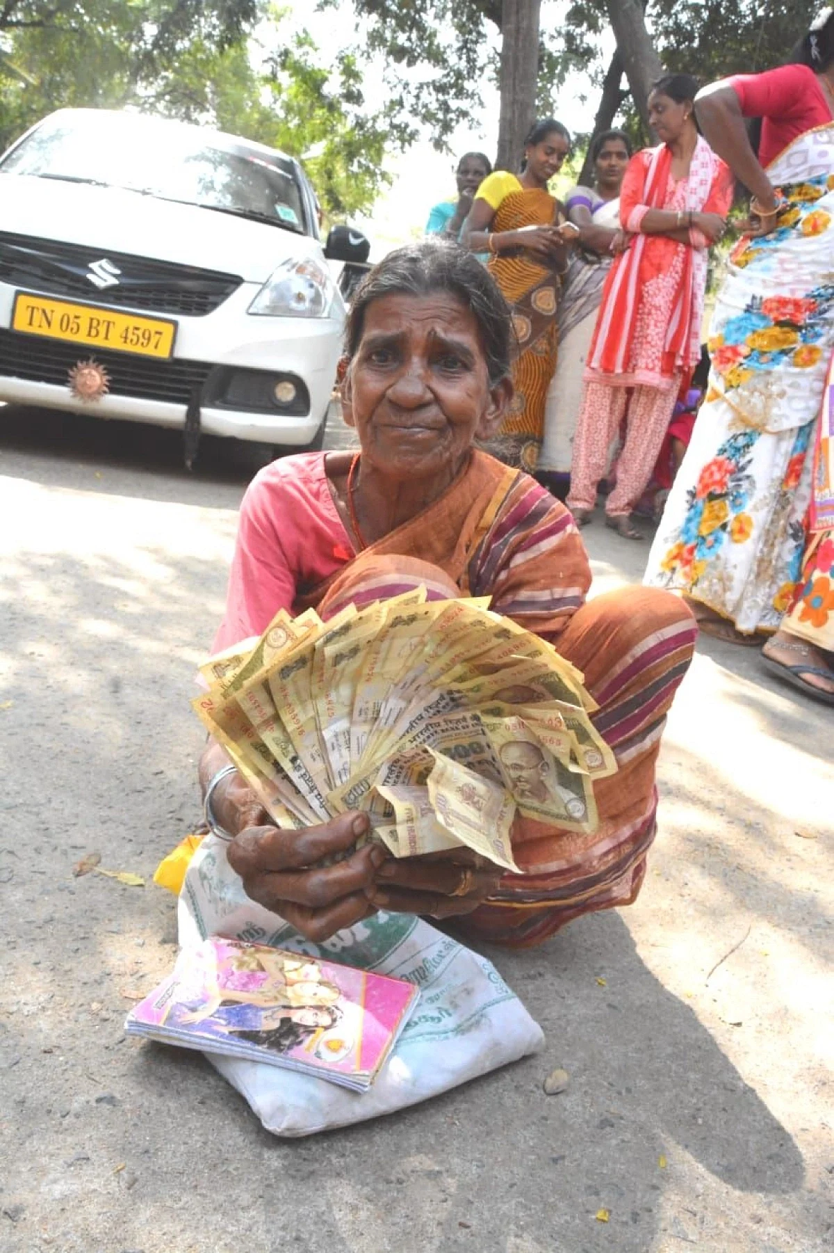 பழைய ரூபாய் நோட்டுகளுடன் தவித்த மூதாட்டி