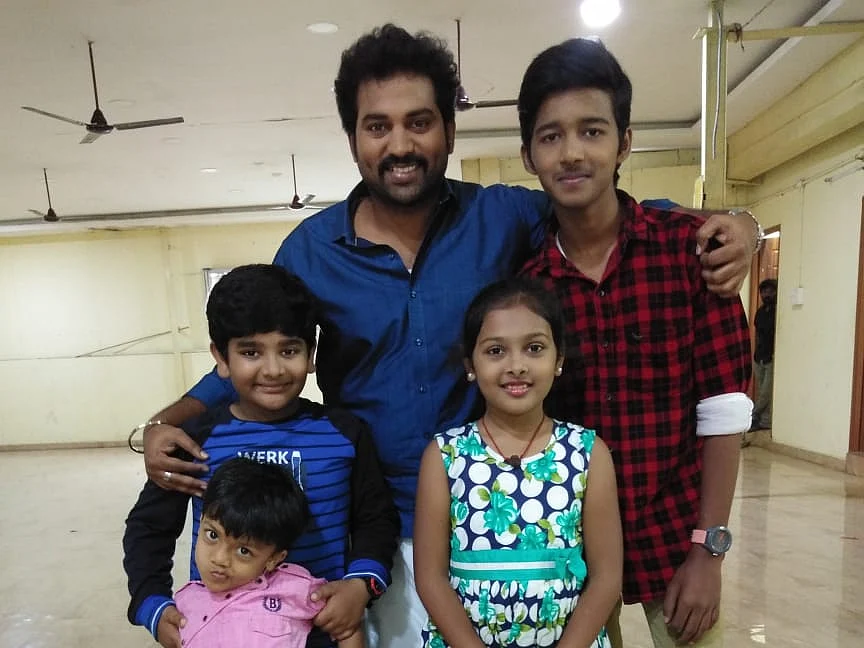 `மனைவியும் மகளும் ஊர்ல இருக்காங்க.. இந்த குழந்தைகள்தான் எனக்கு ஆறுதல்!’- `வள்ளி' ராஜ்குமார் ஷேரிங்ஸ்