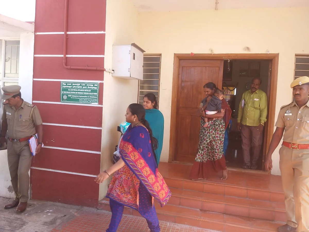 காவல் நிலையத்தில் கவுன்சிலர் பூங்கொடி
