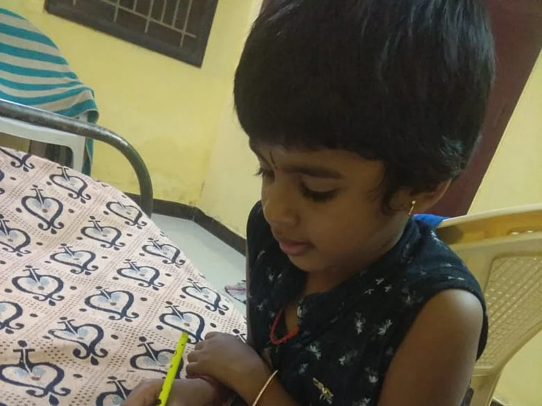 `கண்ணாடி பிம்பத்தில் ஆத்திசூடி, தலைகீழ் எண்கள்!' -அசரவைக்கும் கோவை மாநகராட்சிப் பள்ளி மாணவி