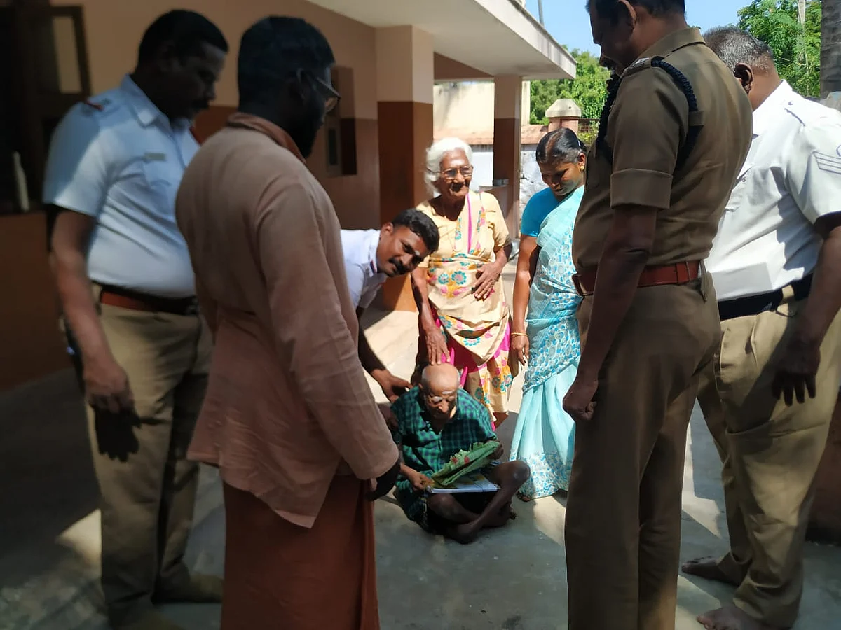 முதியவருக்கு உடை வழங்கும் போலீஸார்