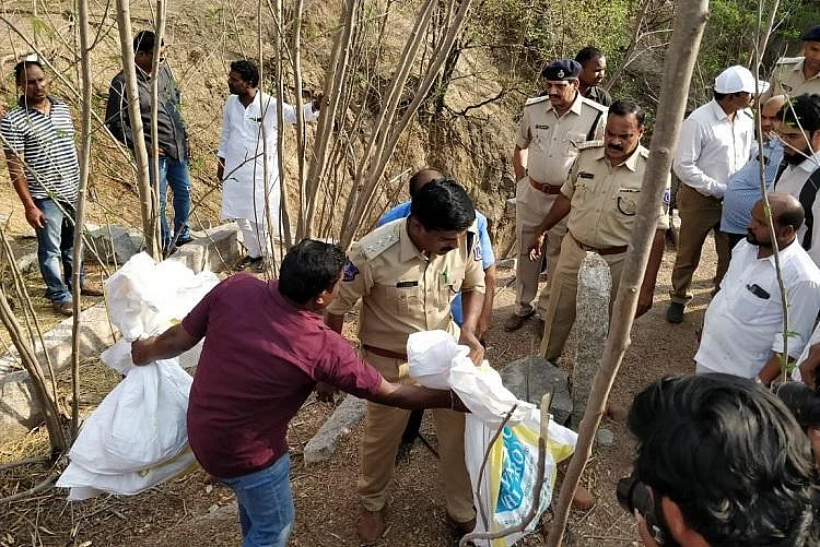 கிணற்றில் இருந்து கண்டெடுக்கப்பட்ட சடலங்கள்