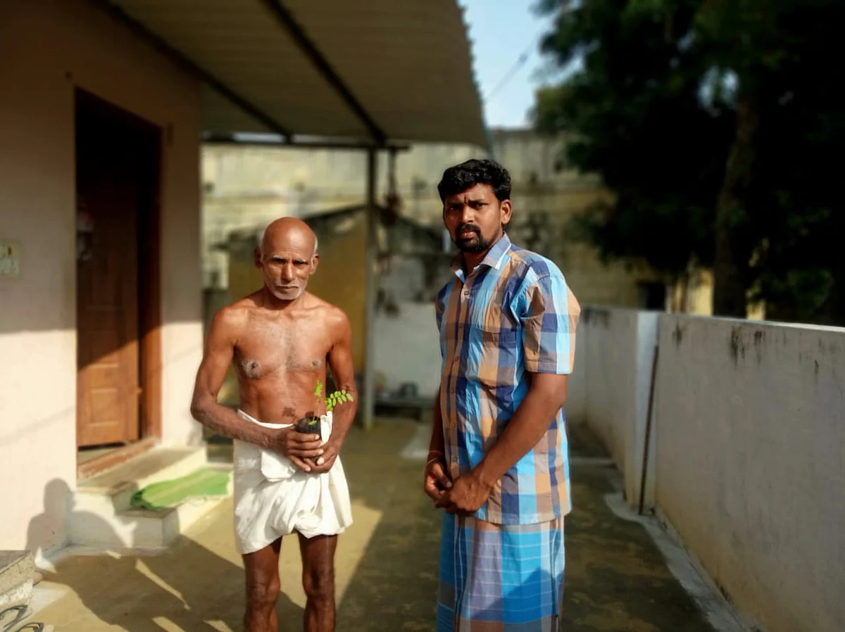 மரக்கன்றுகள் வழங்கி நன்றி சொல்லும் ரமேஷ்