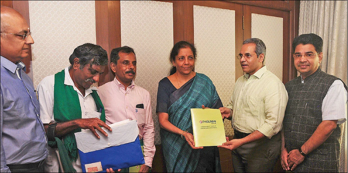 மத்திய நிதியமைச்சர் நிர்மலா சீதாராமனிடம் விகடன் குழும நிர்வாக
இயக்குநர் பா.சீனிவாசன் உள்ளிட்டோர் பரிந்துரைகளை வழங்கியபோது...