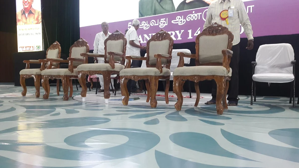 நடுவில் இருக்கும் நாற்காலி மட்டும் உயரமாக