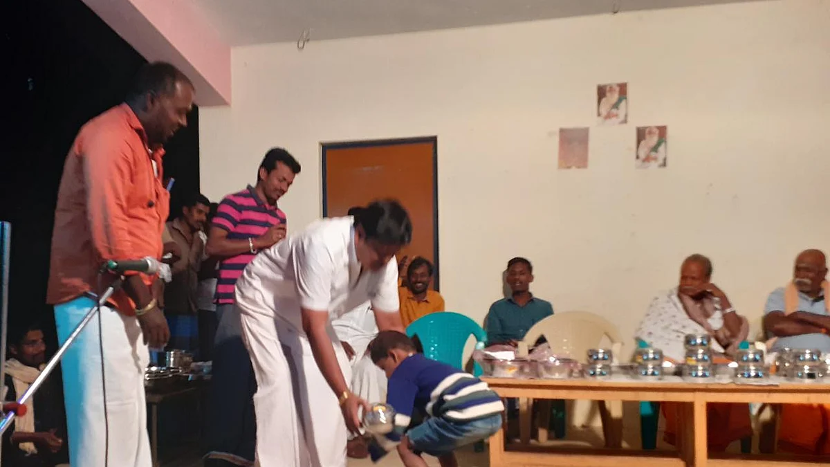பிரகாஷ் கால்களில் விழுந்து வணங்கும் மாணவர்