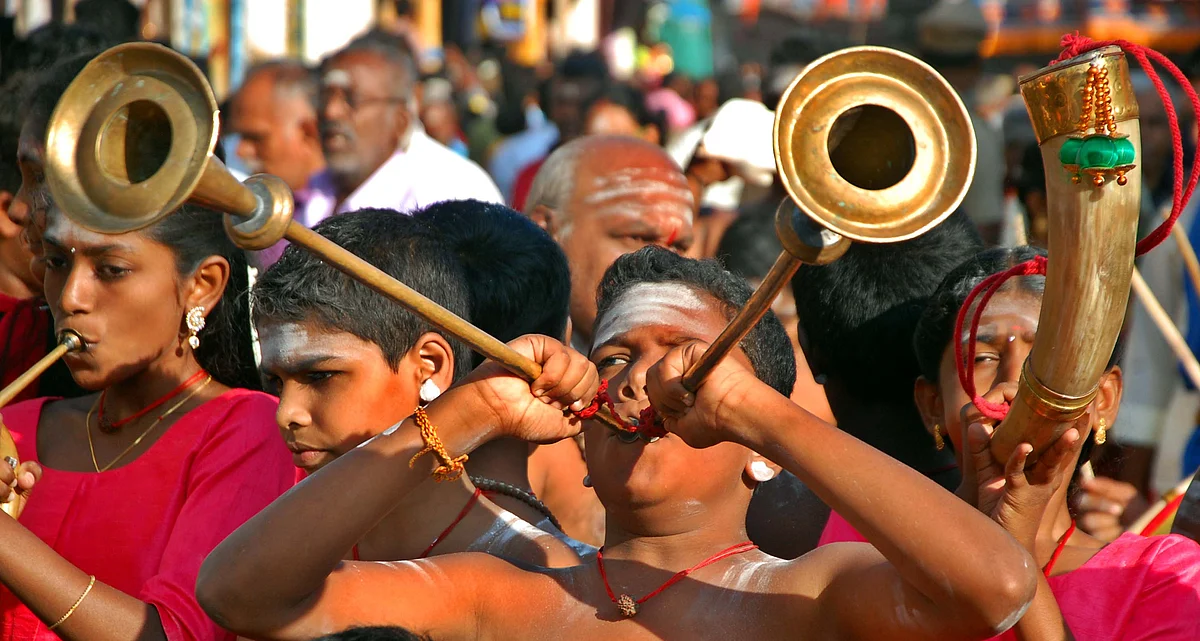 பஞ்சவாத்தியங்கள் முழங்கும் சிறுவர், சிறுமிகள்.