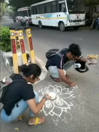 கோலம் போடும் காயத்ரி