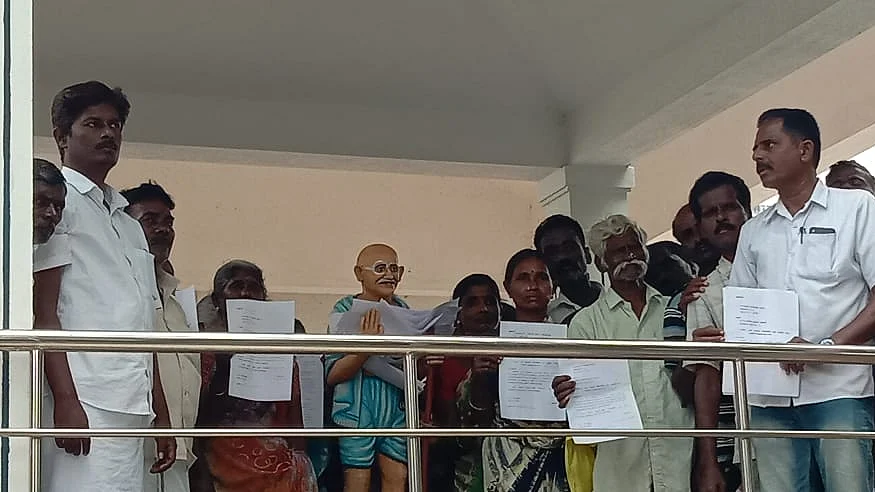 காந்தி சிலையிடம் மனு அளிக்கும் மக்கள்
